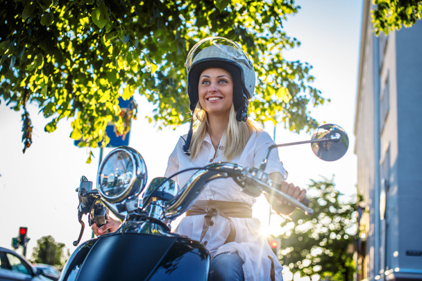 Χαμογελώντας ξανθιά γυναίκα στο moto σκούτερ - Φωτογραφία, εικόνα