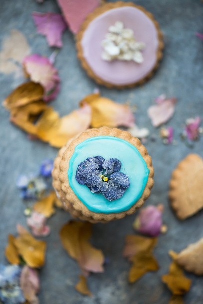 Domowe ciasteczka pokryte pastelowych kolorów pudru - Zdjęcie, obraz