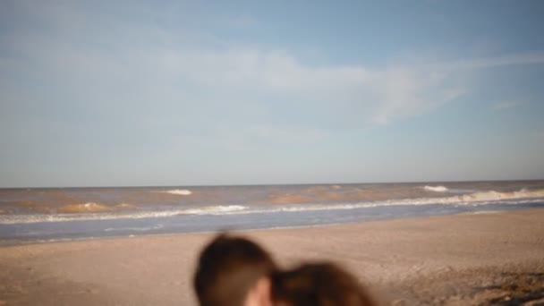 νεαρό ζευγάρι καυκάσιος στην παραλία - Πλάνα, βίντεο