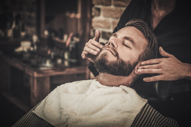 Cliente durante el cepillado de barba y bigote
  - Foto, Imagen