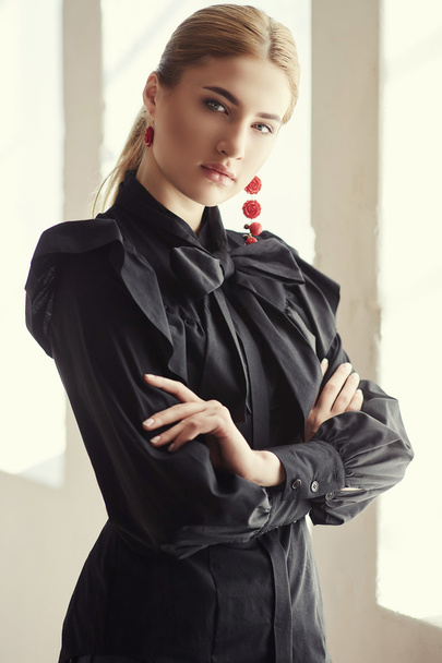 Blond woman in a black dress - Foto, imagen