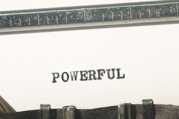 Word krachtige getypt op typemachine - Foto, afbeelding