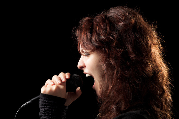 kobieta krzyczy w mikrofon - Zdjęcie, obraz