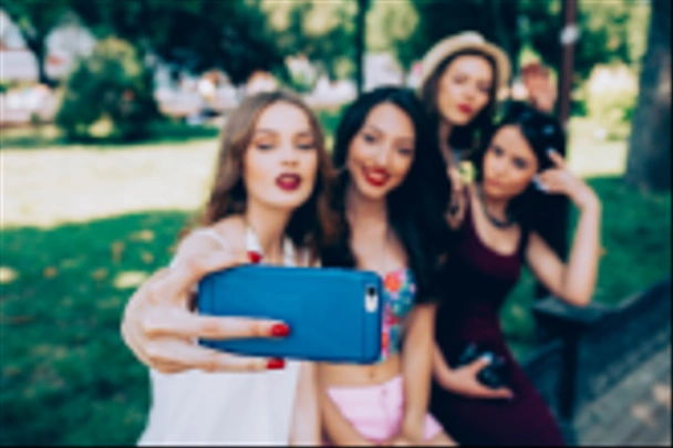 vier schöne junge Mädchen machen Selfie - Foto, Bild