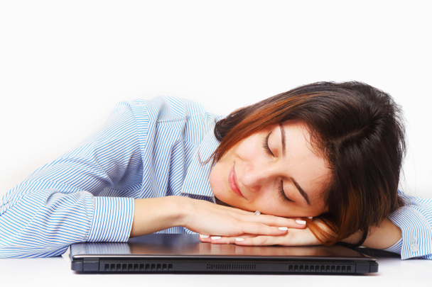 stanca donna d'affari che dorme sul posto di lavoro (lavoro eccessivo
,  - Foto, immagini