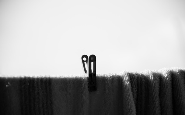 Fekete-fehér, egy ruhacsipesz csatolása ruhával, egyedül koncepció - Fotó, kép