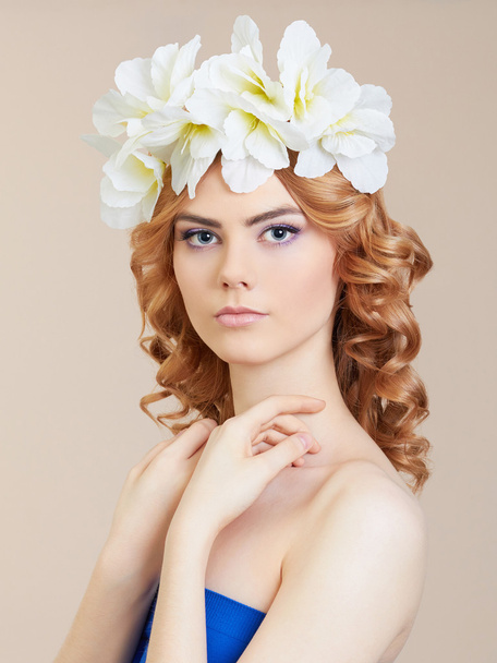 blonde girl with flowers hairstyle - Fotoğraf, Görsel