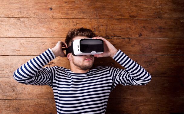 Man wearing virtual reality goggles - Foto, Imagen