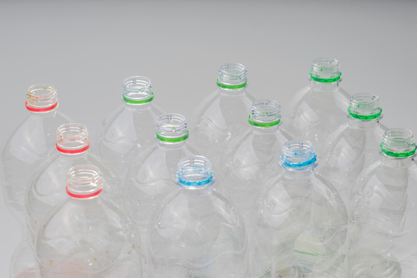 close-up de garrafas de plástico usadas vazias
 - Foto, Imagem