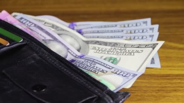 Geld im Portemonnaie auf Holztisch - Filmmaterial, Video