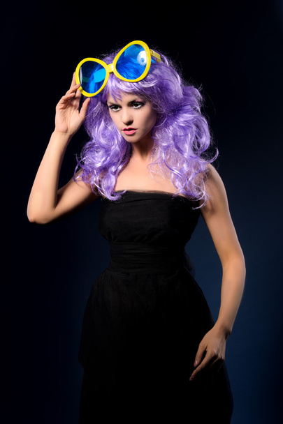 cosplay girl in purple wig with big sunglasses - Foto, imagen