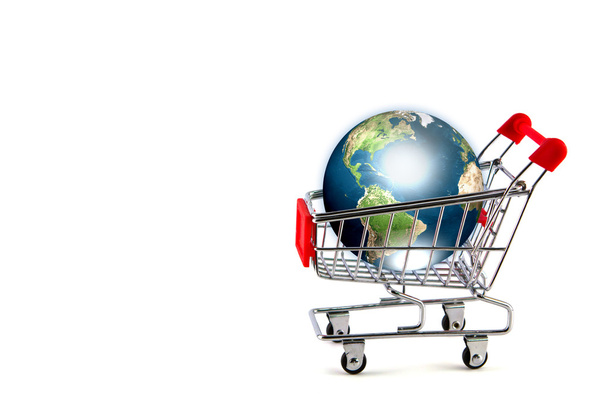 Global shopping concept with shopping cart - Foto, afbeelding