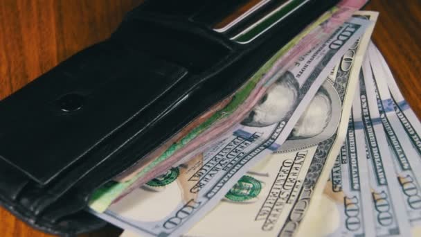 Geld im Portemonnaie auf Holztisch - Filmmaterial, Video