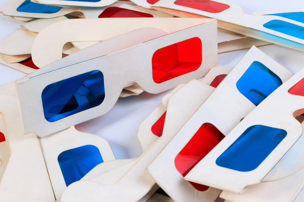 Óculos de papel 3D usados isolados em fundo branco
. - Foto, Imagem