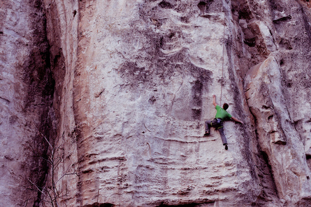 rock klimmer klimt op rots - Foto, afbeelding