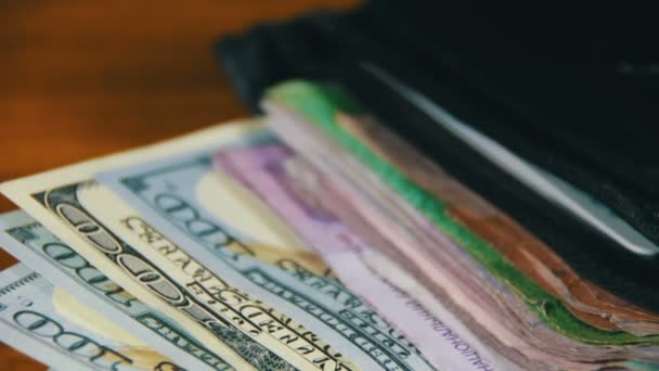 Geld in een portemonnee draaien op een houten tafel - Video