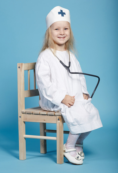 mało śmieszne dziewczyna gry pielęgniarka - Zdjęcie, obraz