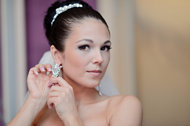 Beautiful bride wearing jewelry - Foto, Imagen
