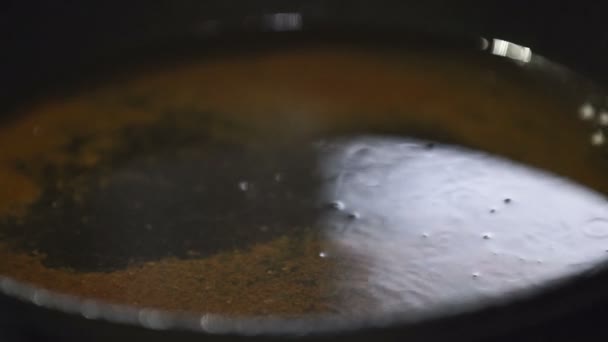 Hacer panqueque pequeño en Sizzling Frying Pan. HD, 1920x1080. Imágenes de archivo
 - Metraje, vídeo