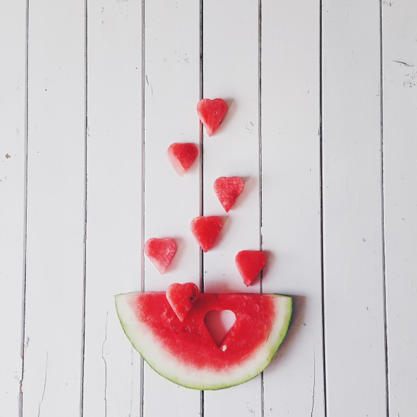 Кусок арбуза и сердца на белом фоне
 - Фото, изображение