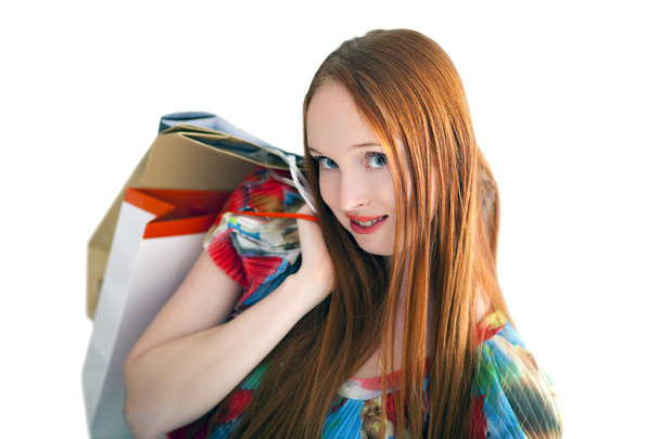 Jovem bela fêmea segurando sacos de papel com compras
 - Foto, Imagem