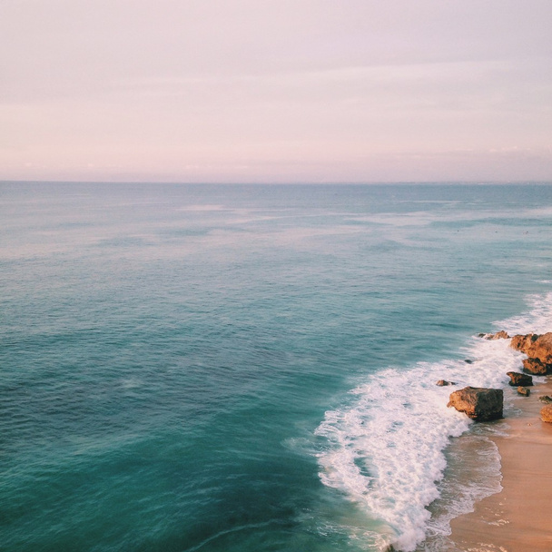 海を望むバリ ビーチ - 写真・画像
