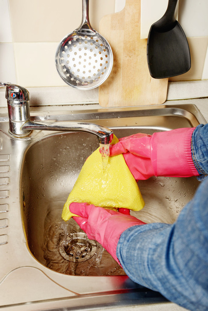 Domácí úkol - žena čištění kuchyně - Fotografie, Obrázek