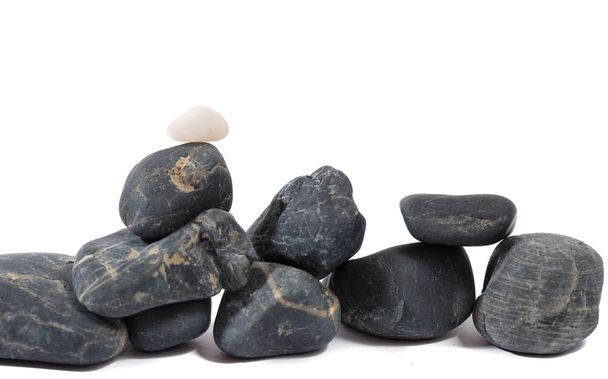 Куча черных камней, изолированных на белом
 - Фото, изображение