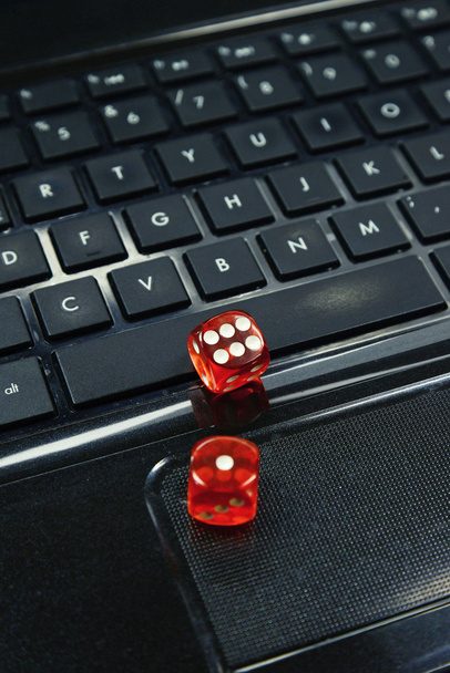 barevné kostky na klávesnici - on-line hazardních her koncepce - Fotografie, Obrázek