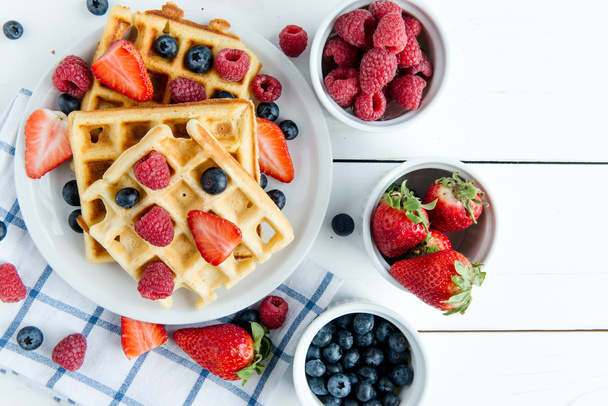 Desayuno: gofres con arándanos y fresas
 - Foto, imagen
