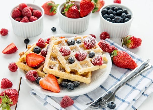 waffles with blueberries and strawberries - Фото, изображение