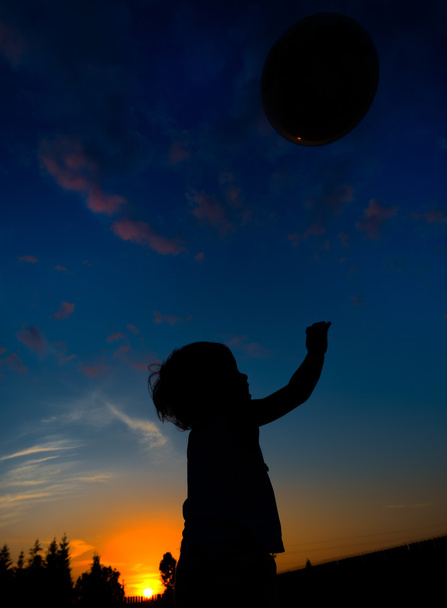 sylwetka dziecka gry z piłką - Zdjęcie, obraz