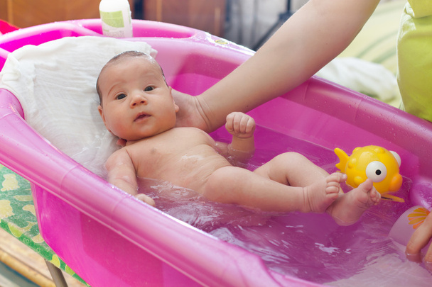 かわいい赤ちゃんの風呂 - 写真・画像