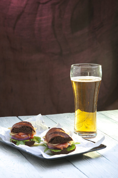 魚と野菜のビールと新鮮なサンドイッチ - 写真・画像