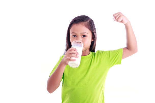 Retrato de menina asiática segurando copo de leite isolado no whit
 - Foto, Imagem