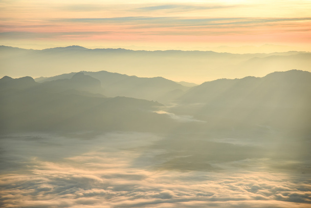 Kauniita vuoristomaisemakerroksia
 - Valokuva, kuva