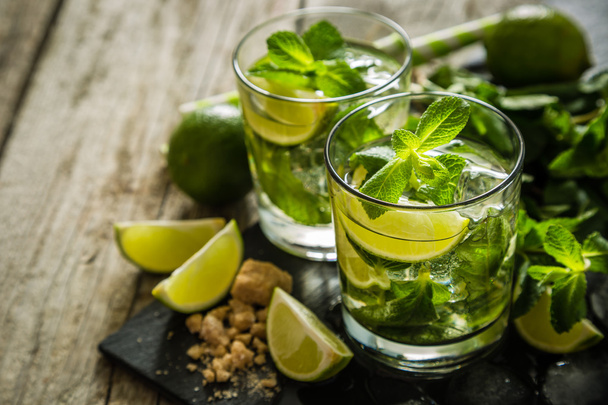 Mojito cocktail and ingredients - Фото, изображение