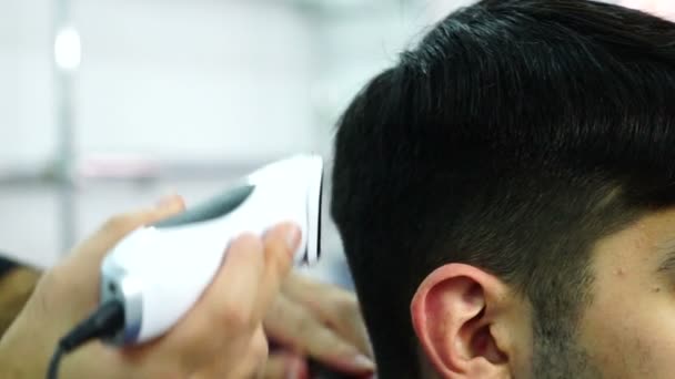 Скорочення хлопчика з електрична машинка для стрижки волосся і ножиці перукарські - Кадри, відео