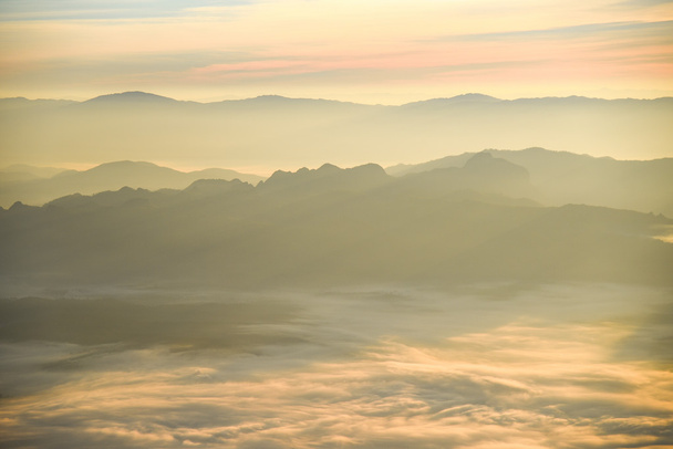 Όμορφες στρώσεις από ορεινό τοπίο - Φωτογραφία, εικόνα
