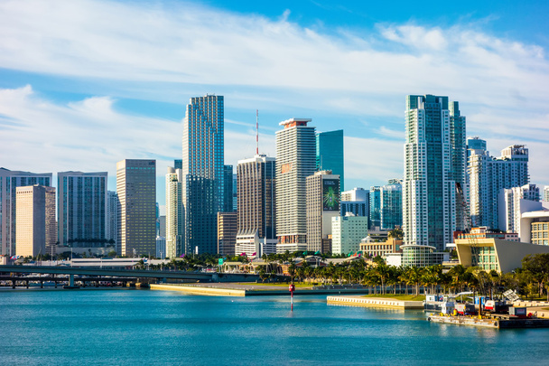 Miami Florida kaupungin horisonttiin aamulla sininen taivas
 - Valokuva, kuva
