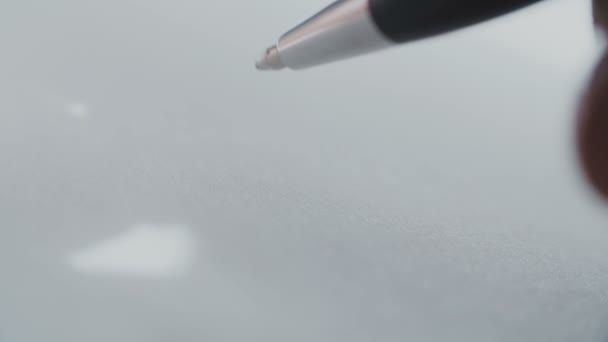 Femme avec un stylo commence à écrire une lettre
 - Séquence, vidéo