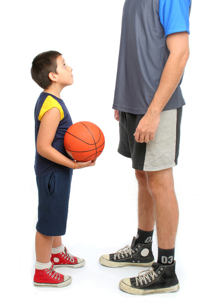 小さな男の子のバスケット ボールを再生する大きな男を求めて - 写真・画像