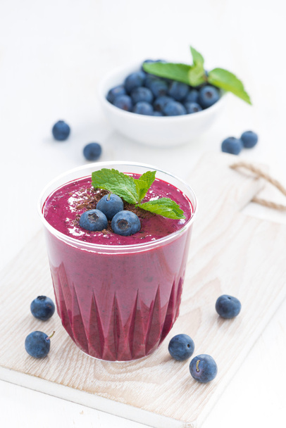 blueberry milkshake with mint and chocolate, vertical - Foto, afbeelding