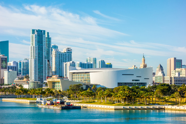 Miami Florida city skyline ochtend met blauwe lucht - Foto, afbeelding