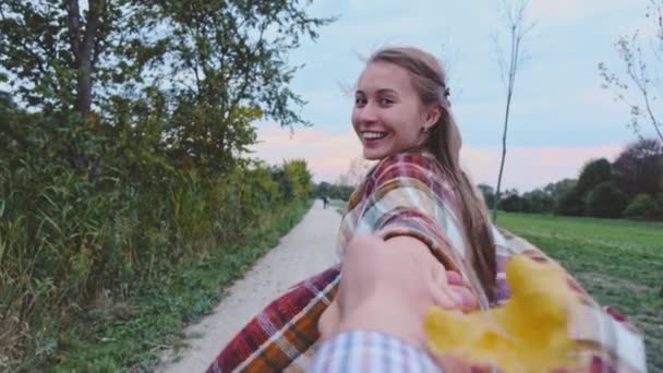 Boldog gyönyörű fiatal nő, férfi  - Felvétel, videó