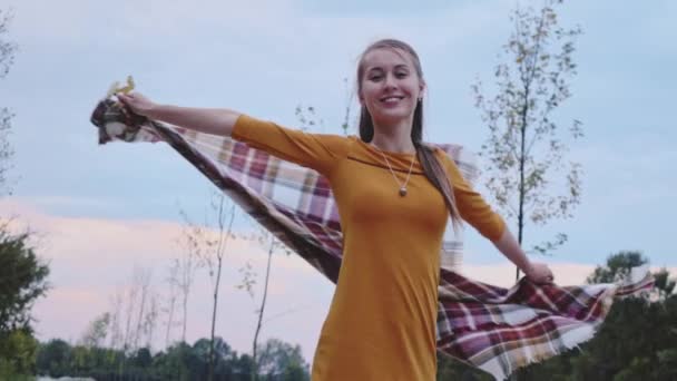 Mutlu güzel genç kadın - Video, Çekim