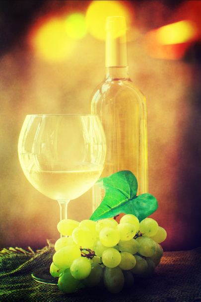 Wine and grape on wooden background - Foto, imagen
