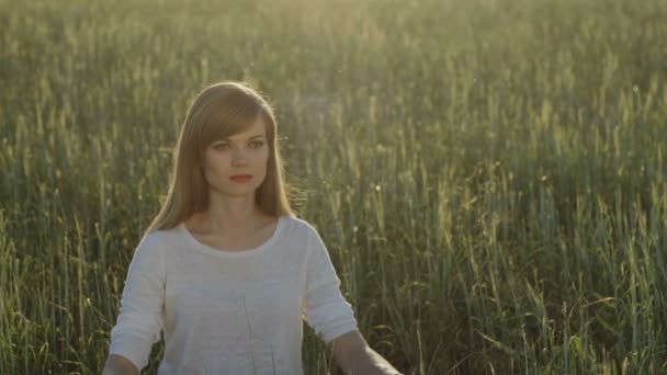 Frau öffnet nach Meditation im Feld die Augen - Filmmaterial, Video