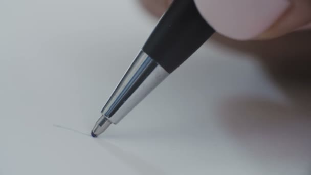 Женщина с синей шариковой ручкой, пишущей письма
 - Кадры, видео