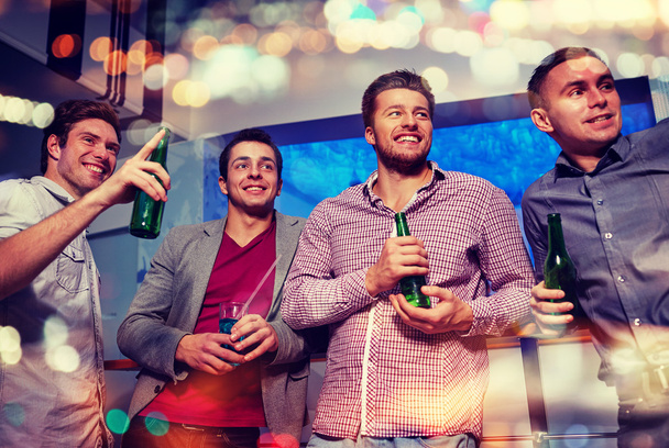 group of male friends with beer in nightclub - Fotografie, Obrázek